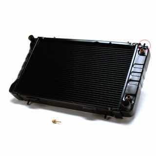 Damaged - Radiator Defender V8 w/oil Cooler